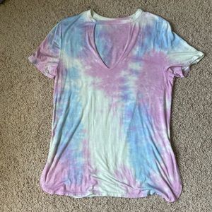 L/XL v-neck tie-dye t-shirt